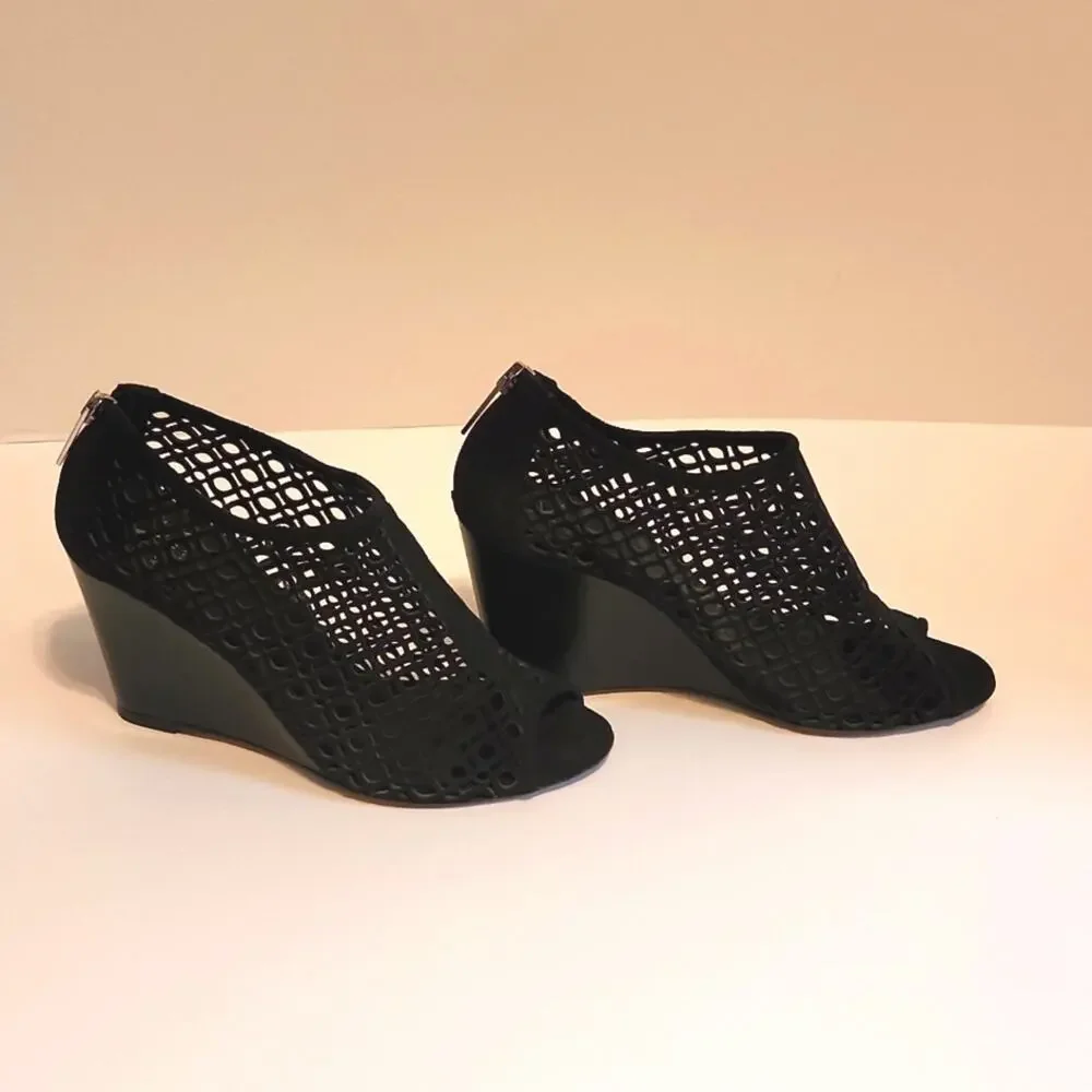 Aquatalia Shelly Sandal Black Suede Laser Cut Back Zipper‎ Wedge Open Toe Size 7
